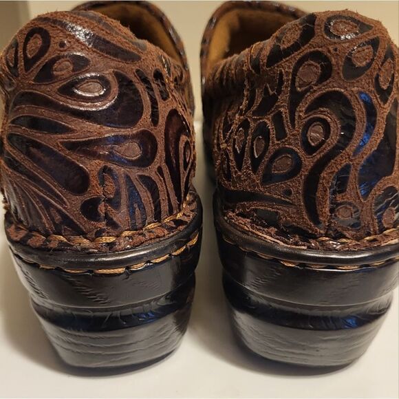 Born Concept BOC Brown Floral/Paisley Embossed Leather Closed Back Clogs Sz.7/38 - Picture 5 of 8